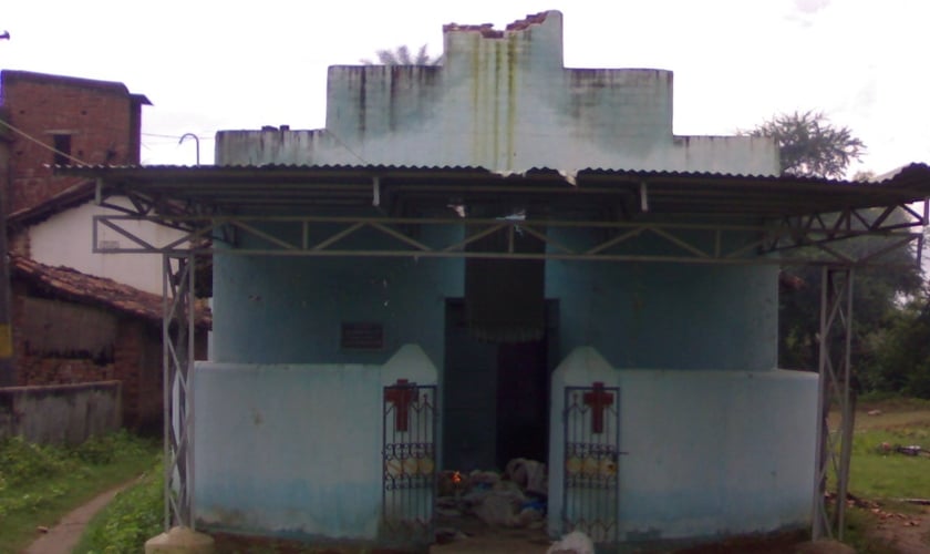 Igreja na Índia destruída durante invasão por extremistas hindus. (Foto: Portas Abertas)