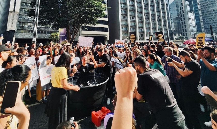 O batismo na Avenida Paulista. (Foto: Reprodução/Instagram/Bruno Colonetti)