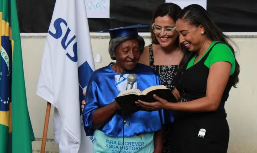 Maria de Lourdes Costa na formatura. (Foto: Reprodução/G1/Bubu Duarte/Divulgação SMS)