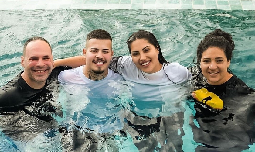 Jottapê foi batizado junto com a mulher, Estefany Boro. (Foto: Instagram/Estefany Boro).