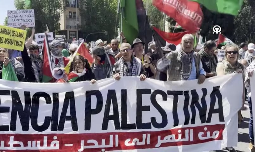 Manifestação em apoio à Palestina em Madri, Espanha. (Captura de tela/YouTube/Haber Lütfen)