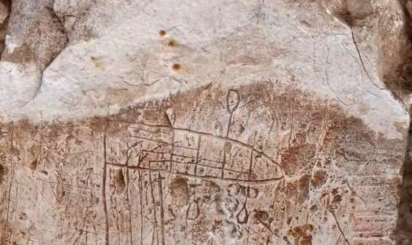 Parede da igreja com desenhos feiros por peregrinos cristãos. (Foto: Facebook/Israel Antiquities Authority).