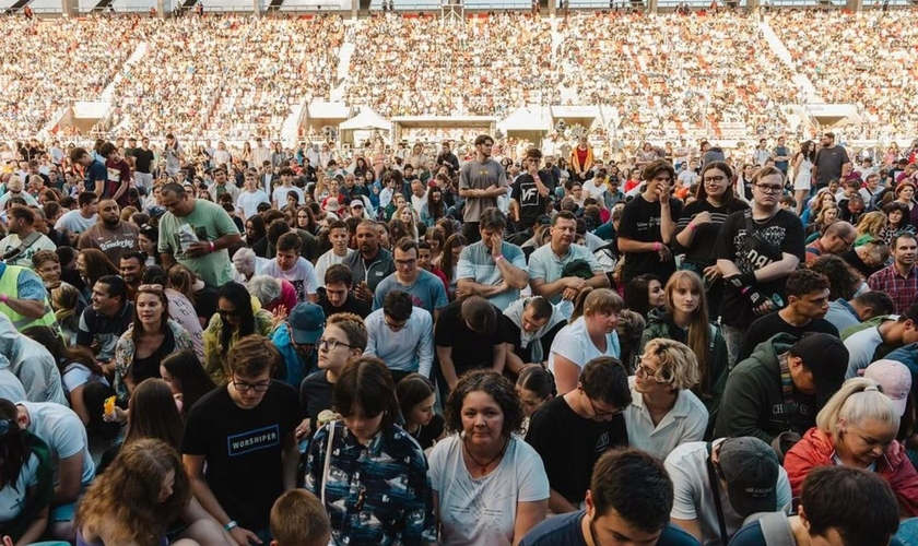 A multidão no estádio. (Foto: Reprodução/Facebook/Jean-Luc Trachsel Ministries)