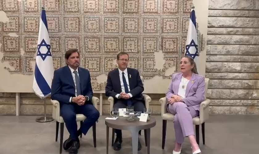 Estevam Hernandes, da Igreja Renascer, ao lado do presidente Isaac Herzog e sua esposa Michal Herzog. (Captura de tela/YouTube/Jarbas Aragão)