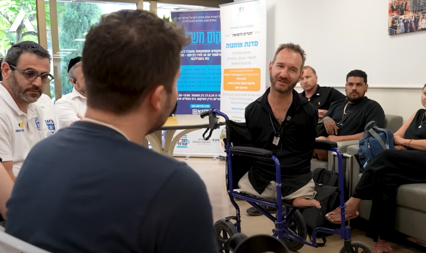 Nick Vujicic encorajando os soldados. (Foto: Reprodução/YouTube/All Israel News)