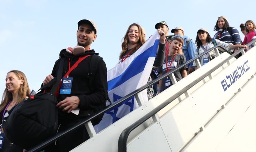 Novos imigrantes chegando ao Aeroporto Ben-Gurion, em Israel. (Foto: Yonit Schiller/Nefesh B'Nefesh)