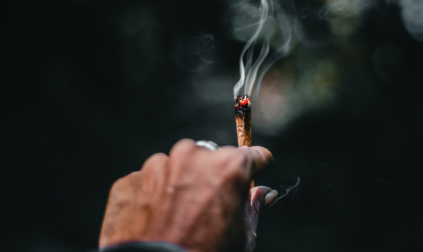 Qualquer pessoa com 18 anos ou mais pode consumir cannabis em locais privados. (Foto: Unsplash/Ahmed Zayan)