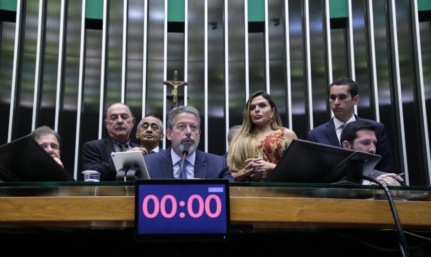 O presidente da Câmara dos Deputados, Arthur Lira, em sessão que aprovou o regime de urgência para o projeto que equipara o aborto ao crime de homicídio. (Foto: Mário Agra/Câmara dos Deputados).