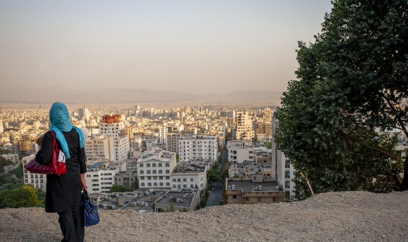 Uma mulher iraniana está em um mirante com vista panorâmica de Teerã, no Irã. (Foto representativa: IMB)