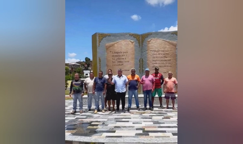 Monumento da Bíblia em São José de Ubá. (Foto: Divulgação).