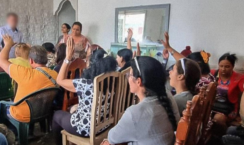 Cristãos em culto. (Foto: Reprodução/Christian Aid Mission)