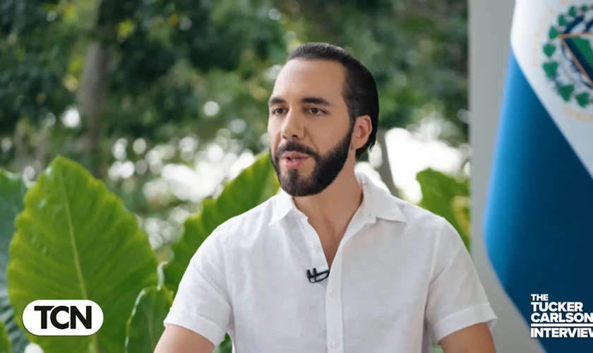 O presidente Nayib Bukele, de El Salvador, em entrevista a Tucker Carlson. (Captura de tela/YouTube/Tucker Carlson)