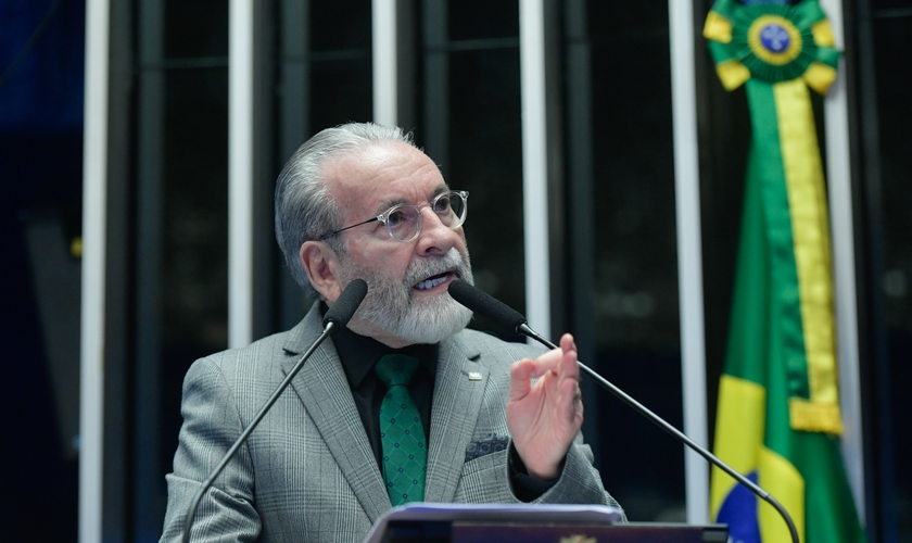 Em discurso, à tribuna, presidente do Conselho Federal de Medicina (CFM), José Hiran da Silva Gallo. (Foto: Geraldo Magela/Agência Senado)