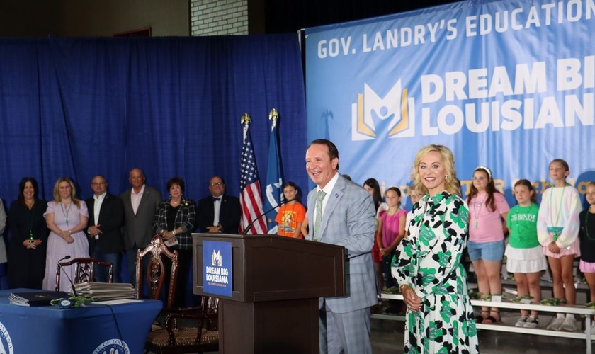 Governador da Louisiana, Jeff Landry, assina a nova lei. (Foto: Instagram/Jeff Landry)