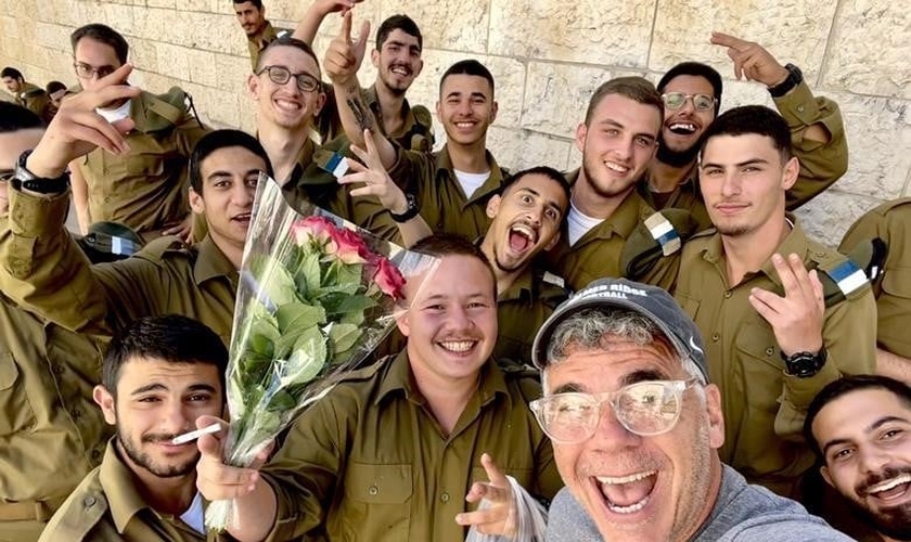 Mark Tedder junto a soldados em Israel. (Foto: Reprodução/worshiplanet)