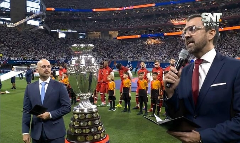 Emilio Agüero e Caleb Mooney anunciaram o Evangelho na cerimônia de abertura. (Foto: Instagram/Bryan Albariño/Reprodução/SNT).