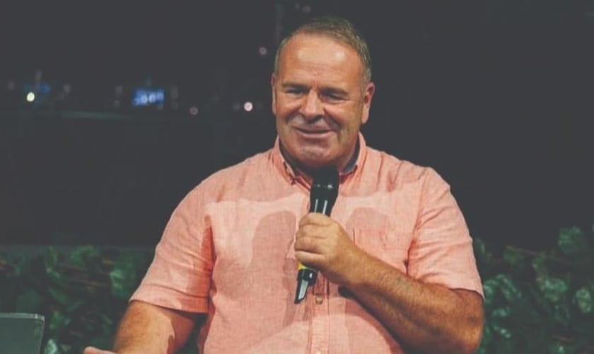 Tommy Hanrahan durante pregação na igreja. (Foto: Reprodução/Premier)