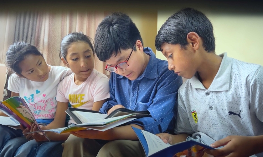 Jhosep ensinando a Bíblia. (Foto: Reprodução/Notícias Adventistas/Comunicações MPCS)