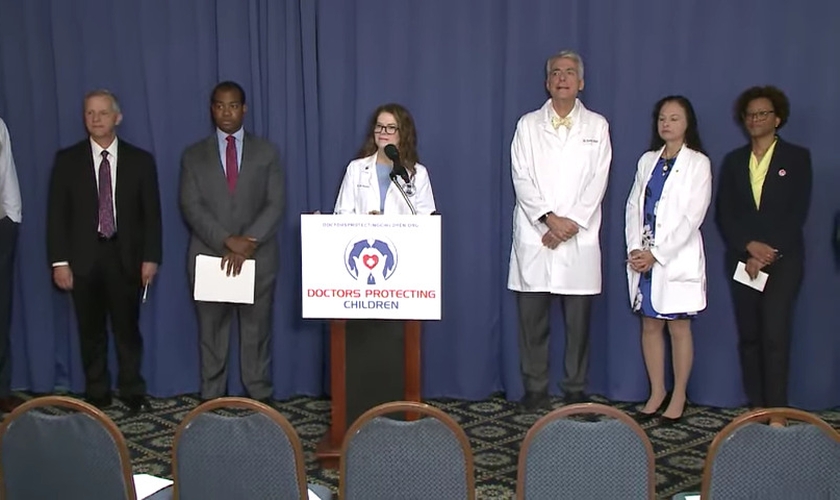 Representantes do Colégio Americano de Pediatras lançam declaração contra cirurgias trans em crianças, em Washington DC. (Captura de tela/YouTube/American College of Pediatricians)