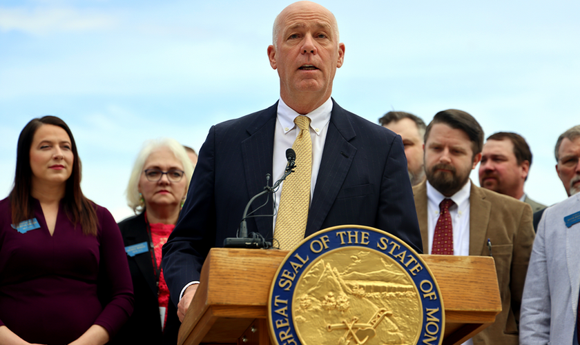 Governador Greg Gianforte assinou a lei que define sexo como homem ou mulher. (Foto: Garrett Turner/Gabinete do Governador)