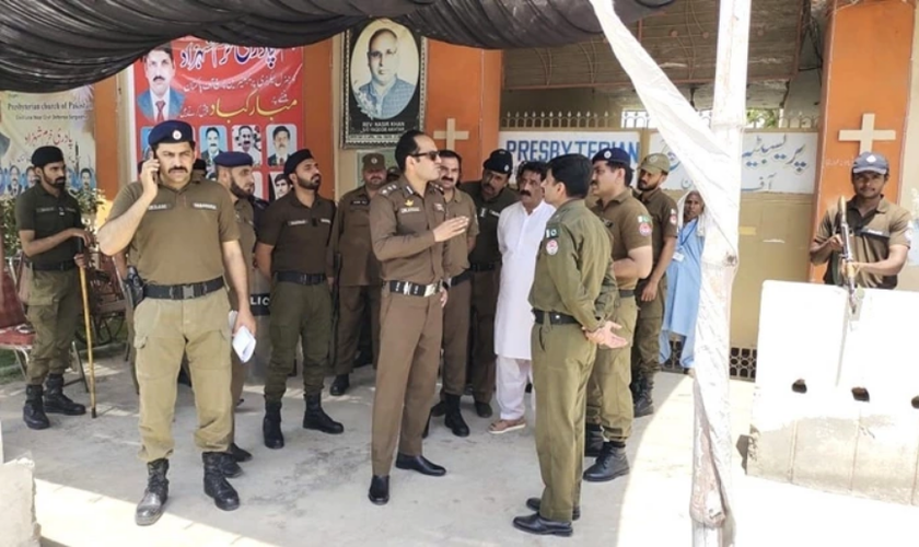 Polícia guarda prédio da Igreja Presbiteriana em Sargodha, Paquistão. (Captura de tela: Facebook/Christian Daily International-Morning Star News)