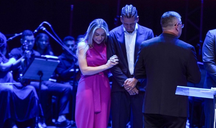 Firmino e Larissa durante a consagração pastoral. (Foto: Reprodução/Instagram/Roberto Firmino)