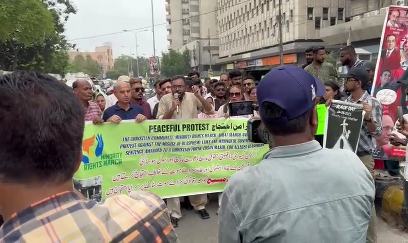 Protesto contra a sentença de morte de cristão em Sahiwal, após veredicto de blasfêmia. (Captura de tela/YouTube/Crossway TV)