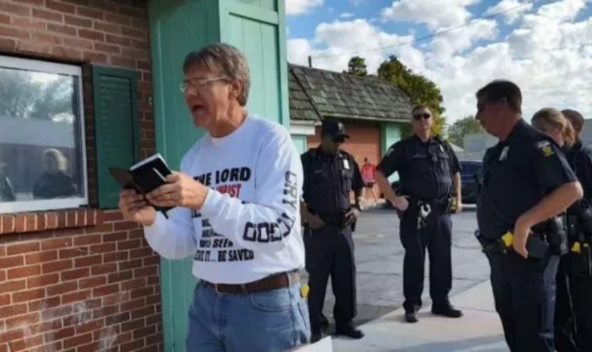 O ativista pró-vida Calvin Zastrow lendo uma Bíblia e pregando do outro lado da rua de uma clínica de aborto em Toledo, Ohio. (Foto: AFLC)