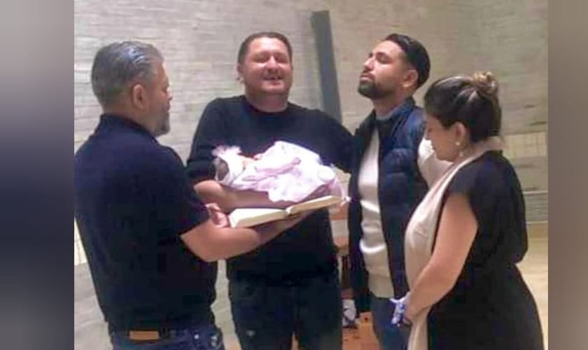 Diana consagrou a filha ao Senhor em cerimônia na igreja. (Foto: Revive). 