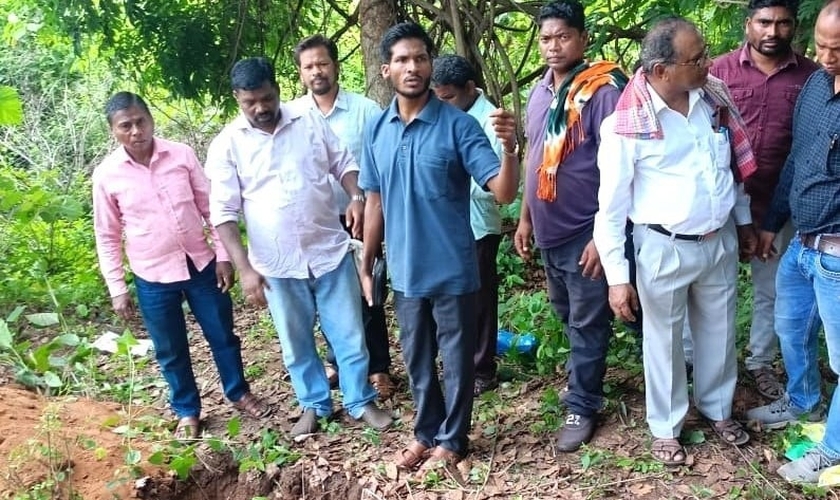 Cristãos no enterro de Bindu Sodi no Distrito de Dantewada, estado de Chhattisgarh, Índia. (Foto: Morning Star News)