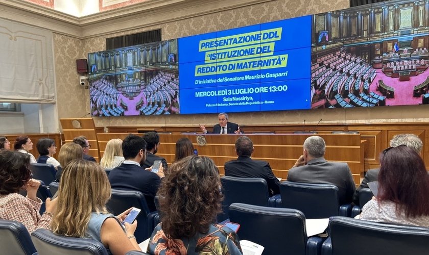 O senador Maurizio Gasparri apresenta seu projeto de lei de apoio à maternidade para a Itália, 3 de julho de 2024. (Foto: X/Maurizio Gasparri).