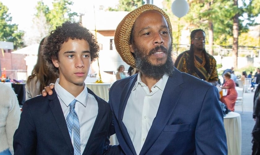 Ziggy Marley e seu filho Abraham Marley após cerimônia de bar mitzvah. (Foto: Instagram/Ziggy Marley)