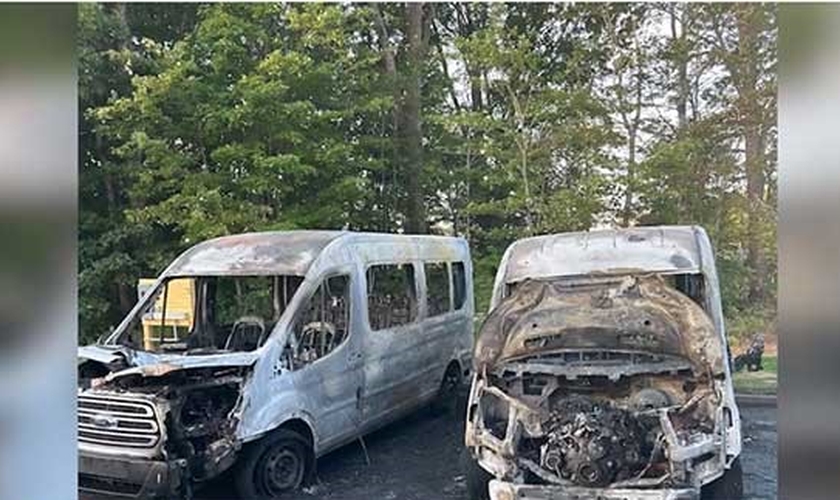 Vans da Igreja Batista da Filadélfia incendiadas. (Captura de tela/WYFF)