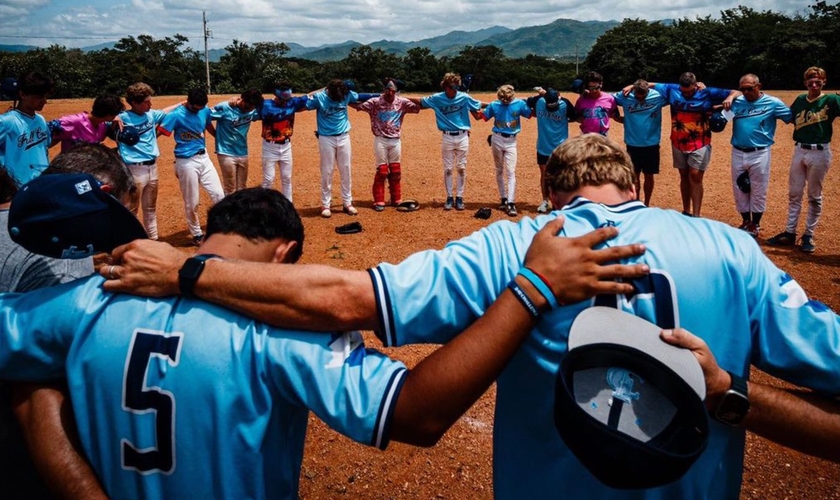 Atletas orando em campo. (Foto: Reprodução/Instagram/Full Count Ministries)