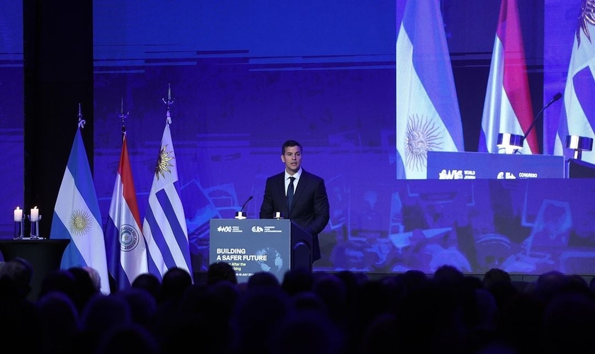 Santiago Peña discursa no Congresso Judaico Mundial 2024. (Foto: Instagram/Santipenapy)