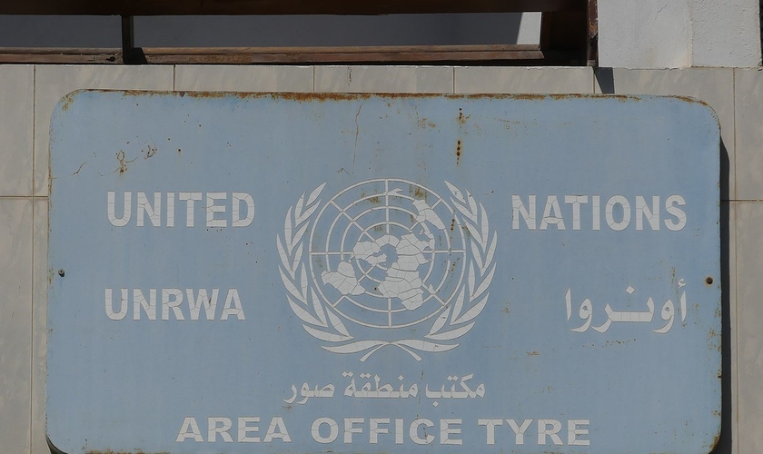 Placa da UNRWA. (Foto: Creative Commons/Wikimedia)