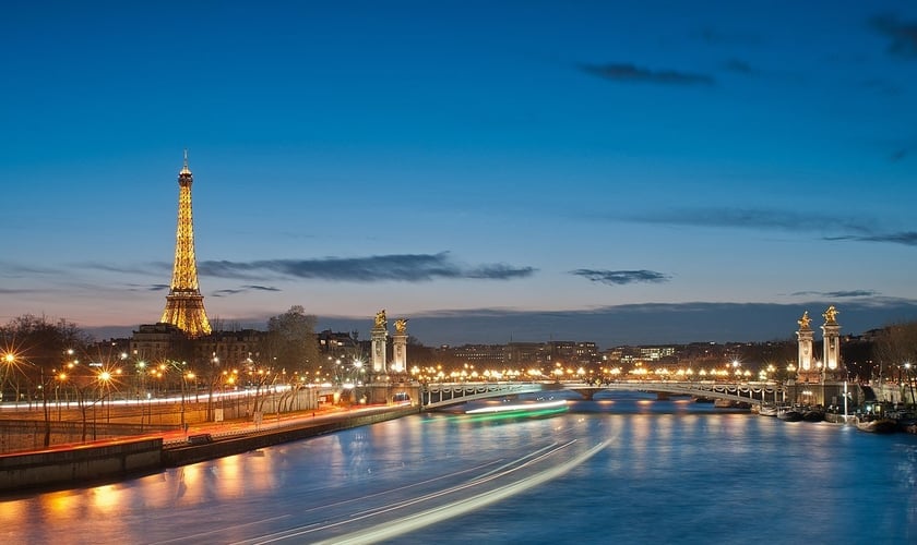 Ponte Alexandre III e ao fundo, a Torre Eiffel, local da maratona aquática e do triatlo. (Foto: Wikipedia)