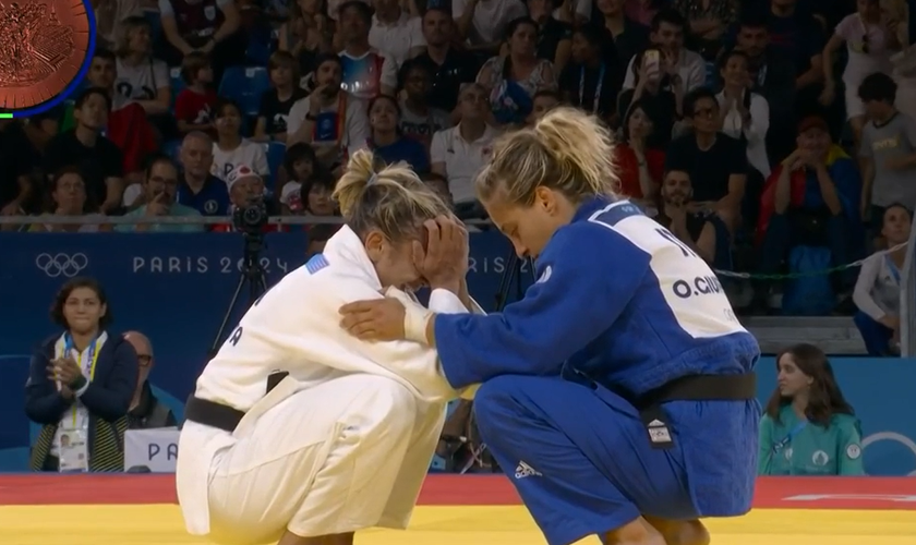 Larissa Pimenta recebe palavras de fé de sua oponente italiana Odette Giuffrida. (Captura de tela/GE)