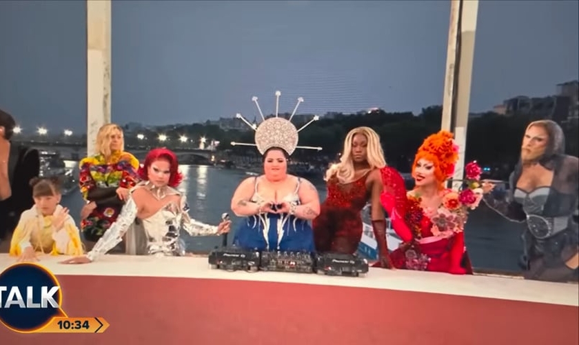 Drag Queens fazem paródia da Última Ceia na cerimônia de abertura das Olimpíadas. (Captura de tela/YouTube/TalkTV)