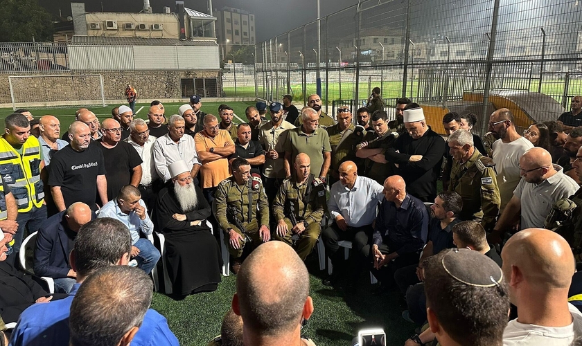 O chefe do Estado-Maior das IDF, Herzi Halevi, fala com membros da comunidade drusa após um ataque nas Colinas de Golã. (Foto: Forças de Defesa de Israel)