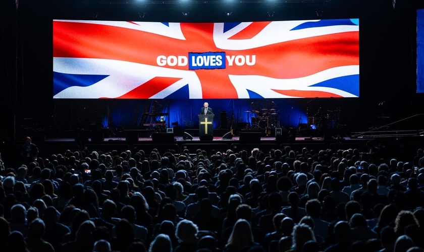 Franklin Graham no evento God Loves You Tour, no Reino Unido. (Foto: BGEA)