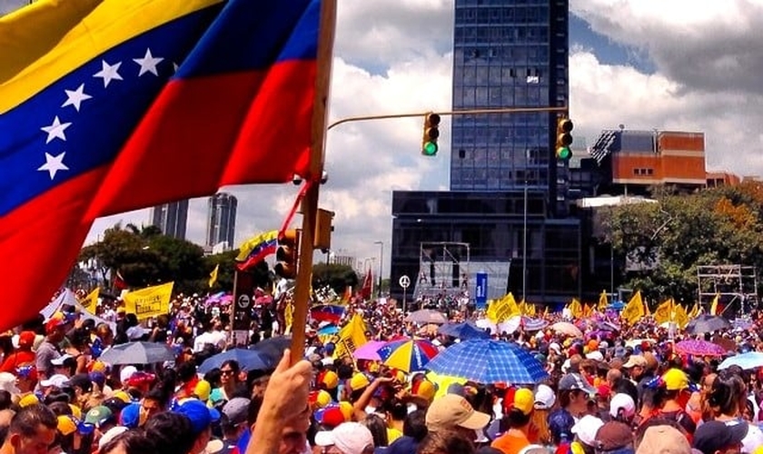 Manifestantes em Caracas, Venezuela, 2014. (Foto: Diego Urdaneta/Wikipedia)