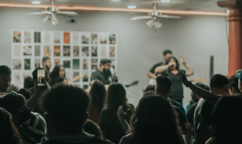 Os invasores alegaram que a casa onde o culto acontecia estava em uma área de maioria muçulmana. (Foto: Unsplash/Ismael Paramo)