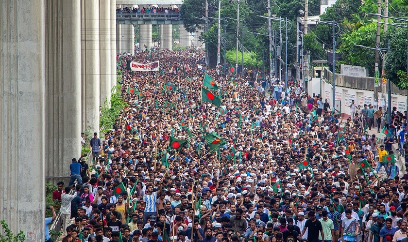 Manifestantes tomam as ruas de Bangladesh após a renúncia de Sheikh Hasina. (Foto: Wikimedia Commons)