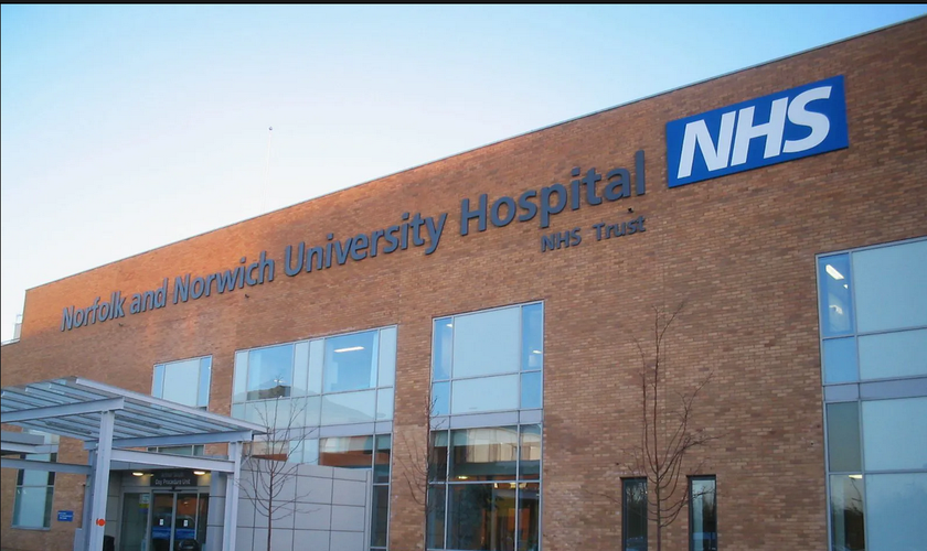 Hospital Universitário Norfolk e Norwich, um hospital do Serviço Nacional de Saúde na Inglaterra. (Foto: Britannica)