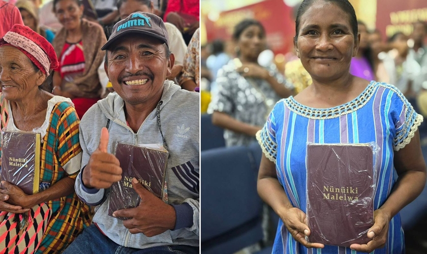 Indígenas com a Bíblia. (Foto: Reprodução/Instagram/Sociedad Bíblica Colombiana)