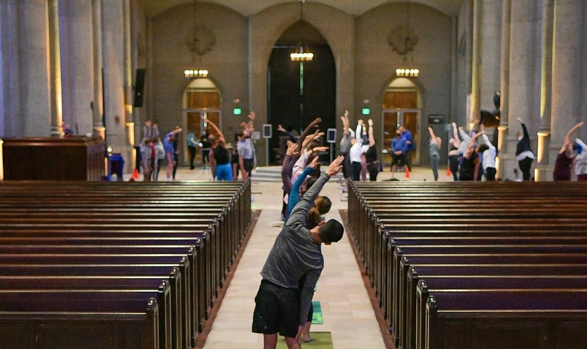 Aulas de ioga dentro da Grace Cathedral, em San Francisco. (Foto: Grace Cathedral)