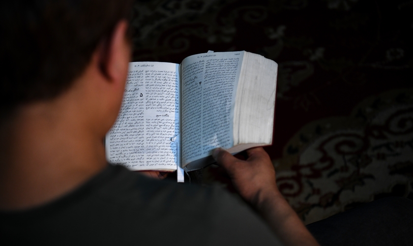 Abdulla lendo uma Bíblia em língua farsi. (Foto: Portas Abertas)