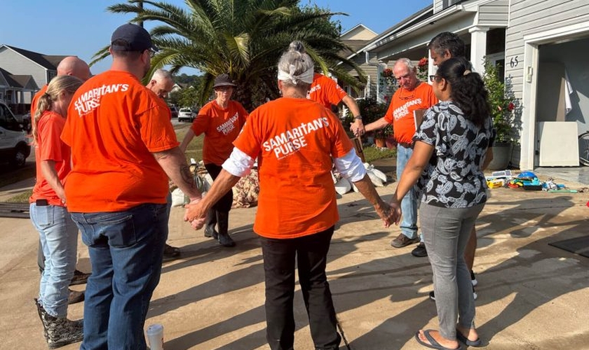 Roda de oração entre as vítimas e os voluntários. (Foto: Reprodução/Samaritan's Purse)