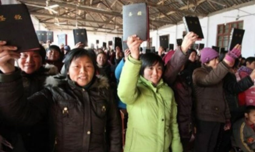 Chineses recebendo a Palavra de Deus. (Foto: Reprodução/Facebook/Bibles for China)